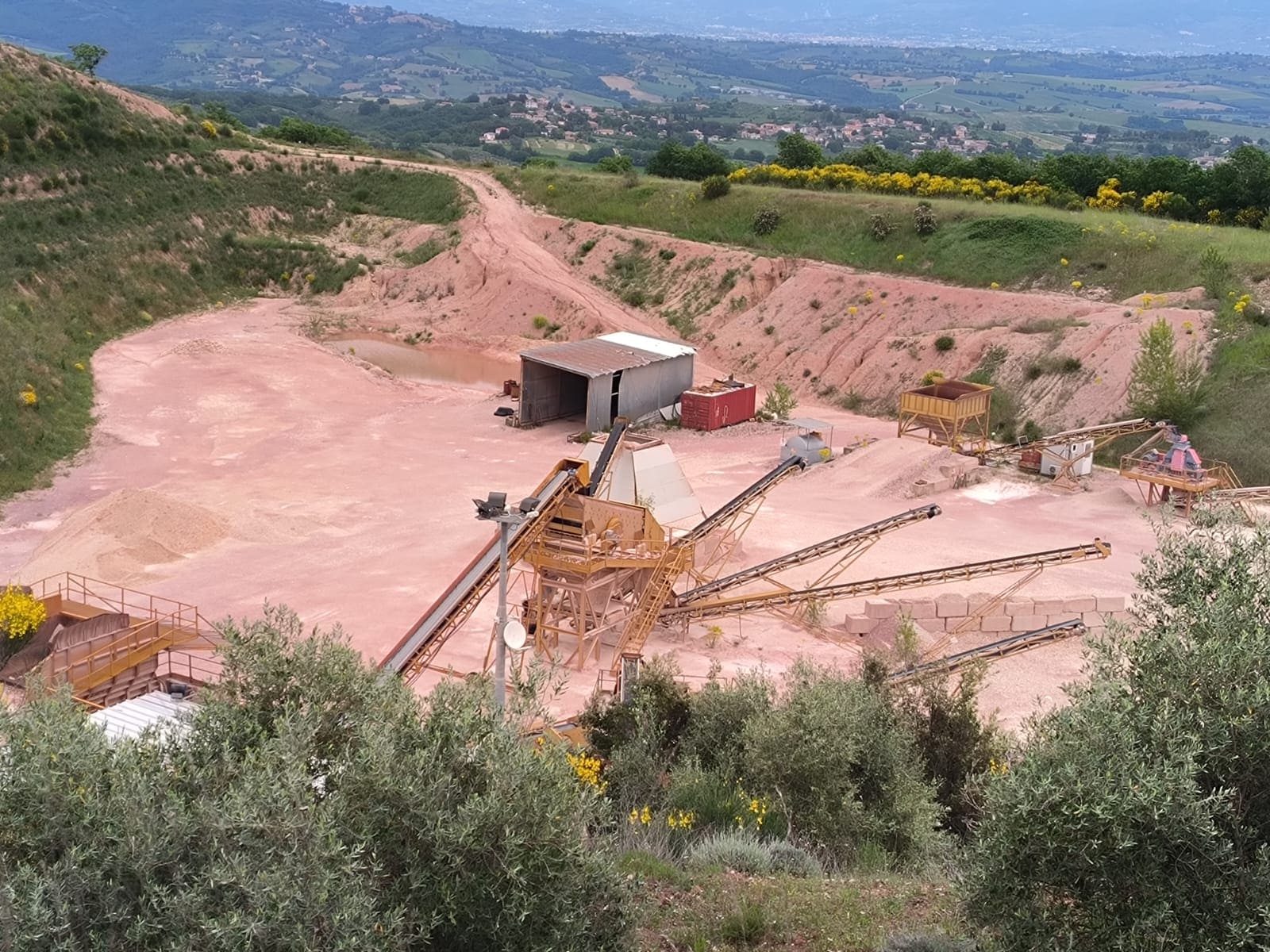 Tra il rosa e il bianco. Un progetto per riambientare la cava di pietra di Monte Pelato a San Terenziano, in Umbria